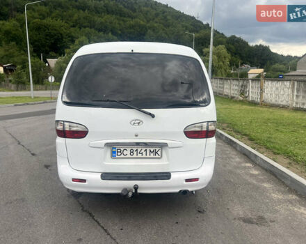 Белый Хендай H-1, объемом двигателя 2.5 л и пробегом 320 тыс. км за 3900 $, фото 4 на Automoto.ua