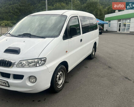 Белый Хендай H-1, объемом двигателя 2.5 л и пробегом 320 тыс. км за 3900 $, фото 1 на Automoto.ua