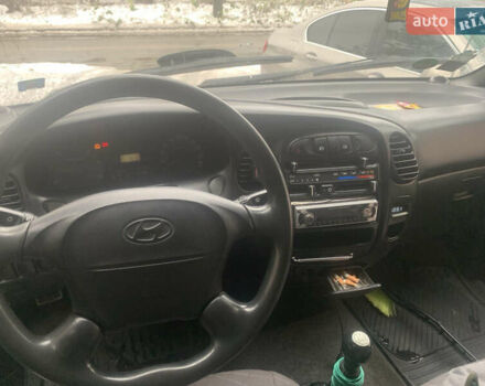 Белый Хендай H-1, объемом двигателя 2.5 л и пробегом 330 тыс. км за 4450 $, фото 4 на Automoto.ua