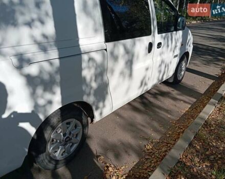 Белый Хендай H-1, объемом двигателя 2.5 л и пробегом 188 тыс. км за 6300 $, фото 13 на Automoto.ua