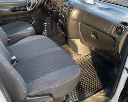 Белый Хендай H-1, объемом двигателя 2.5 л и пробегом 309 тыс. км за 6499 $, фото 7 на Automoto.ua