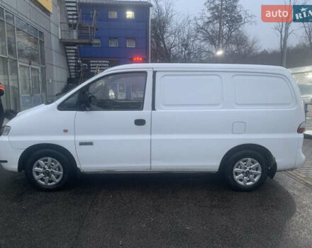 Белый Хендай H-1, объемом двигателя 2.5 л и пробегом 330 тыс. км за 4450 $, фото 2 на Automoto.ua