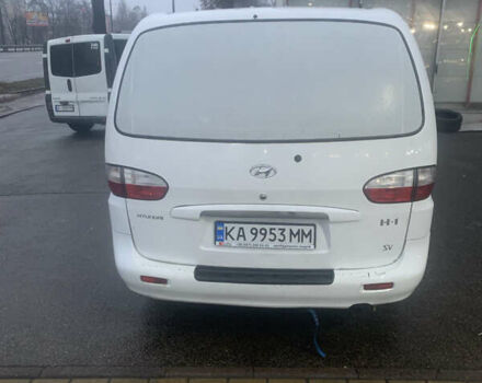 Белый Хендай H-1, объемом двигателя 2.5 л и пробегом 330 тыс. км за 4450 $, фото 1 на Automoto.ua