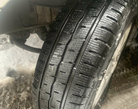 Белый Хендай H-1, объемом двигателя 2.5 л и пробегом 330 тыс. км за 4450 $, фото 3 на Automoto.ua