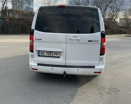 Белый Хендай H-1, объемом двигателя 2.5 л и пробегом 324 тыс. км за 9000 $, фото 4 на Automoto.ua