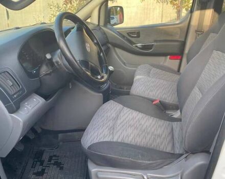 Белый Хендай H-1, объемом двигателя 2.48 л и пробегом 358 тыс. км за 5500 $, фото 5 на Automoto.ua