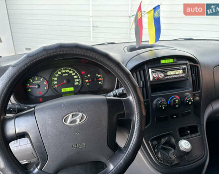Белый Хендай H-1, объемом двигателя 2.5 л и пробегом 282 тыс. км за 8200 $, фото 5 на Automoto.ua