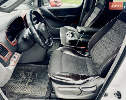 Белый Хендай H-1, объемом двигателя 2.5 л и пробегом 339 тыс. км за 8000 $, фото 13 на Automoto.ua