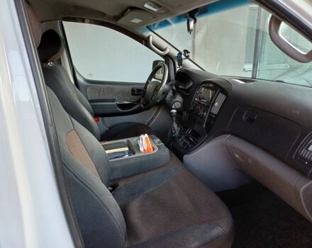 Білий Хендай H-1, об'ємом двигуна 2.5 л та пробігом 370 тис. км за 7600 $, фото 4 на Automoto.ua