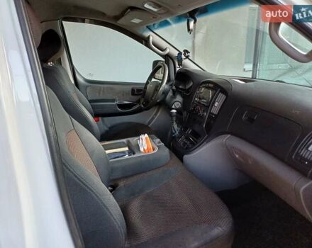 Білий Хендай H-1, об'ємом двигуна 2.5 л та пробігом 370 тис. км за 7600 $, фото 2 на Automoto.ua