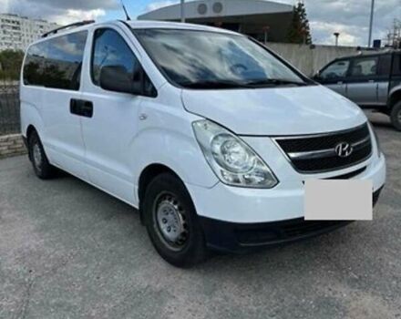 Белый Хендай H-1, объемом двигателя 2.5 л и пробегом 211 тыс. км за 7950 $, фото 1 на Automoto.ua