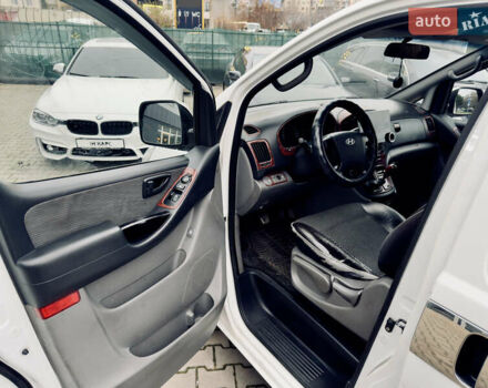 Белый Хендай H-1, объемом двигателя 2.5 л и пробегом 339 тыс. км за 8000 $, фото 10 на Automoto.ua