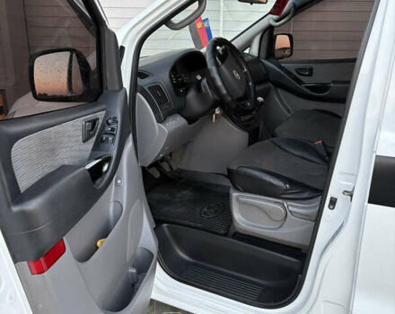 Белый Хендай H-1, объемом двигателя 2.5 л и пробегом 282 тыс. км за 8200 $, фото 6 на Automoto.ua