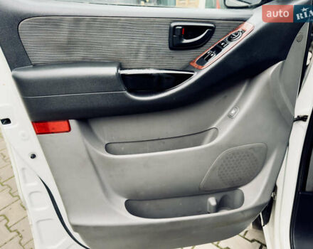 Белый Хендай H-1, объемом двигателя 2.5 л и пробегом 339 тыс. км за 8000 $, фото 11 на Automoto.ua