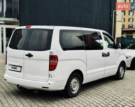 Белый Хендай H-1, объемом двигателя 2.5 л и пробегом 339 тыс. км за 8000 $, фото 4 на Automoto.ua