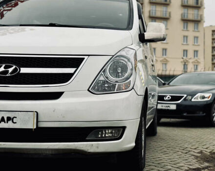 Белый Хендай H-1, объемом двигателя 2.5 л и пробегом 339 тыс. км за 8000 $, фото 7 на Automoto.ua