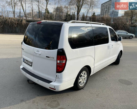 Белый Хендай H-1, объемом двигателя 2.5 л и пробегом 324 тыс. км за 9000 $, фото 2 на Automoto.ua