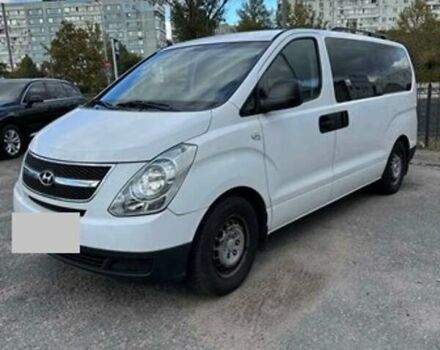 Белый Хендай H-1, объемом двигателя 2.5 л и пробегом 211 тыс. км за 7950 $, фото 2 на Automoto.ua