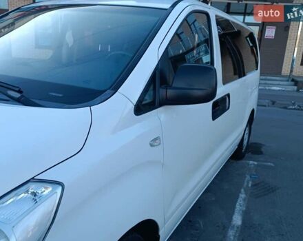 Белый Хендай H-1, объемом двигателя 2.5 л и пробегом 190 тыс. км за 9100 $, фото 1 на Automoto.ua