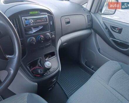 Белый Хендай H-1, объемом двигателя 2.5 л и пробегом 190 тыс. км за 9100 $, фото 2 на Automoto.ua