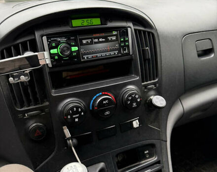 Белый Хендай H-1, объемом двигателя 2.5 л и пробегом 263 тыс. км за 7000 $, фото 6 на Automoto.ua