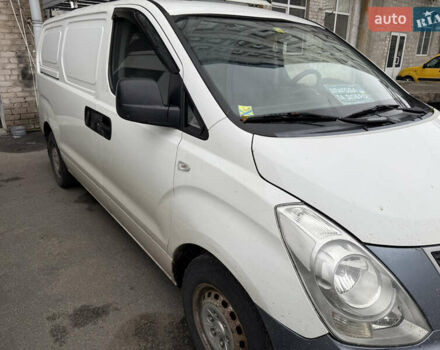 Белый Хендай H-1, объемом двигателя 2.5 л и пробегом 263 тыс. км за 7000 $, фото 3 на Automoto.ua