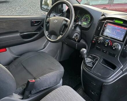 Белый Хендай H-1, объемом двигателя 2.5 л и пробегом 333 тыс. км за 9500 $, фото 16 на Automoto.ua