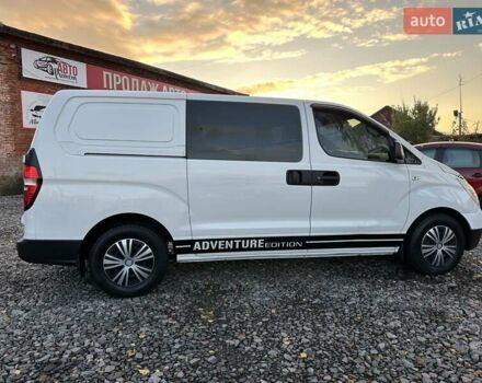 Белый Хендай H-1, объемом двигателя 2.5 л и пробегом 333 тыс. км за 9500 $, фото 6 на Automoto.ua