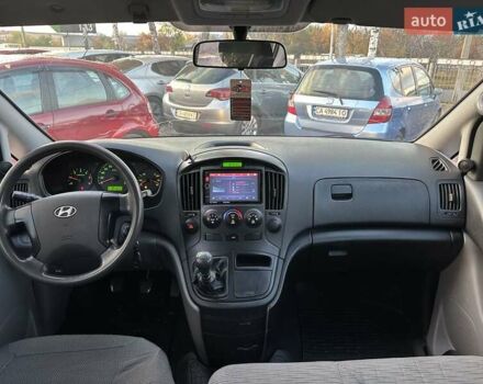 Белый Хендай H-1, объемом двигателя 2.5 л и пробегом 333 тыс. км за 9500 $, фото 11 на Automoto.ua