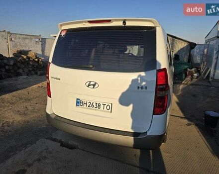 Белый Хендай H-1, объемом двигателя 2.48 л и пробегом 230 тыс. км за 14000 $, фото 1 на Automoto.ua