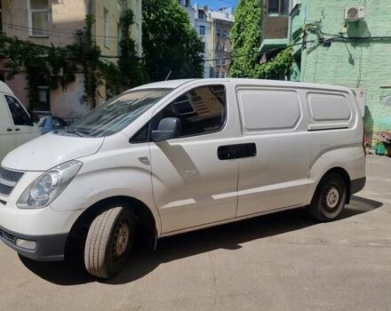 Белый Хендай H-1, объемом двигателя 2.5 л и пробегом 182 тыс. км за 9800 $, фото 1 на Automoto.ua