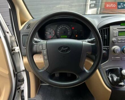 Белый Хендай H-1, объемом двигателя 2.5 л и пробегом 235 тыс. км за 10900 $, фото 19 на Automoto.ua