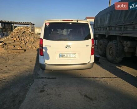 Белый Хендай H-1, объемом двигателя 2.48 л и пробегом 230 тыс. км за 14000 $, фото 2 на Automoto.ua