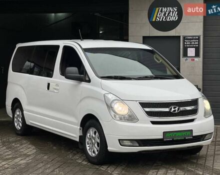 Белый Хендай H-1, объемом двигателя 2.5 л и пробегом 235 тыс. км за 10900 $, фото 3 на Automoto.ua