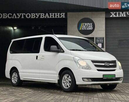 Белый Хендай H-1, объемом двигателя 2.5 л и пробегом 235 тыс. км за 10900 $, фото 4 на Automoto.ua