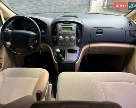 Белый Хендай H-1, объемом двигателя 2.5 л и пробегом 235 тыс. км за 10900 $, фото 18 на Automoto.ua