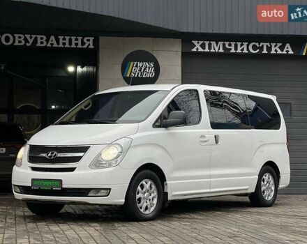 Белый Хендай H-1, объемом двигателя 2.5 л и пробегом 235 тыс. км за 10900 $, фото 1 на Automoto.ua