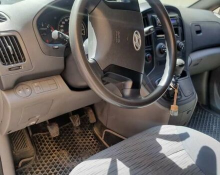 Белый Хендай H-1, объемом двигателя 2.5 л и пробегом 182 тыс. км за 9800 $, фото 8 на Automoto.ua