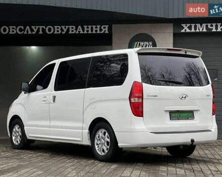 Белый Хендай H-1, объемом двигателя 2.5 л и пробегом 235 тыс. км за 10900 $, фото 6 на Automoto.ua