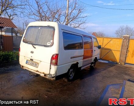Белый Хендай H-1, объемом двигателя 2.5 л и пробегом 235 тыс. км за 2000 $, фото 3 на Automoto.ua