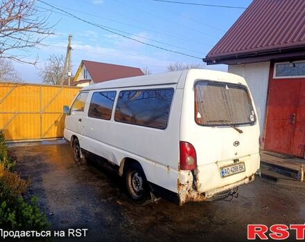 Белый Хендай H-1, объемом двигателя 2.5 л и пробегом 235 тыс. км за 2000 $, фото 2 на Automoto.ua