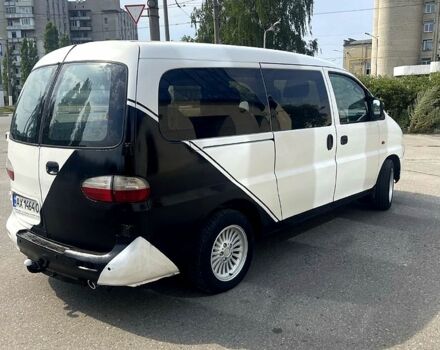 Белый Хендай H-1, объемом двигателя 2.5 л и пробегом 350 тыс. км за 3800 $, фото 4 на Automoto.ua