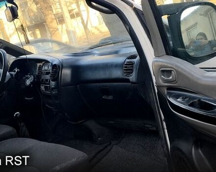 Белый Хендай H-1, объемом двигателя 2.5 л и пробегом 262 тыс. км за 2000 $, фото 1 на Automoto.ua