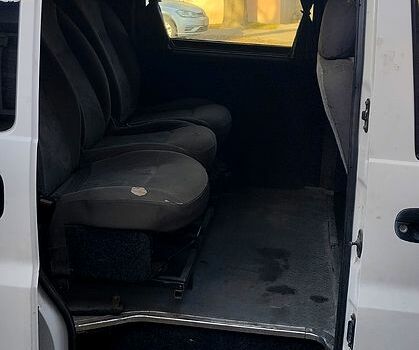 Белый Хендай H-1, объемом двигателя 2.5 л и пробегом 262 тыс. км за 2000 $, фото 3 на Automoto.ua