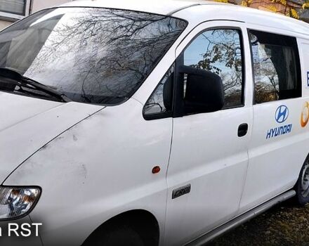 Белый Хендай H-1, объемом двигателя 2.5 л и пробегом 262 тыс. км за 2000 $, фото 4 на Automoto.ua