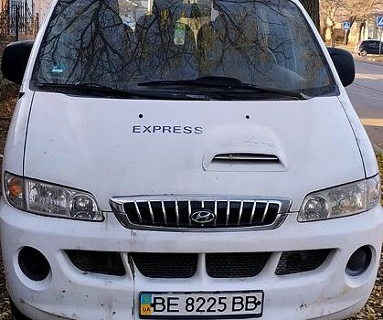 Белый Хендай H-1, объемом двигателя 2.5 л и пробегом 262 тыс. км за 2000 $, фото 11 на Automoto.ua