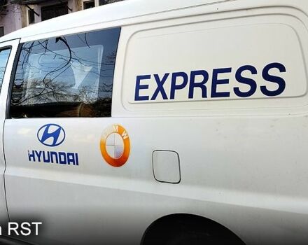 Белый Хендай H-1, объемом двигателя 2.5 л и пробегом 262 тыс. км за 2000 $, фото 5 на Automoto.ua