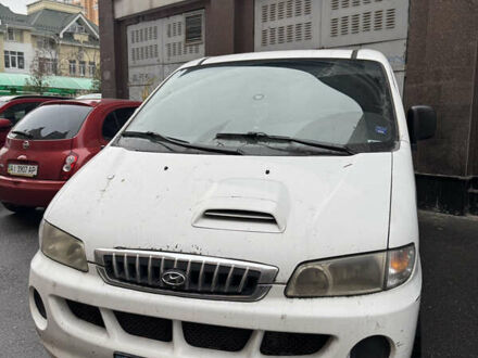 Белый Хендай H-1, объемом двигателя 2.5 л и пробегом 281 тыс. км за 3400 $, фото 1 на Automoto.ua