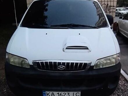 Белый Хендай H-1, объемом двигателя 2.5 л и пробегом 299 тыс. км за 3333 $, фото 1 на Automoto.ua