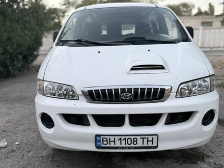 Белый Хендай H-1, объемом двигателя 2.5 л и пробегом 300 тыс. км за 5200 $, фото 1 на Automoto.ua
